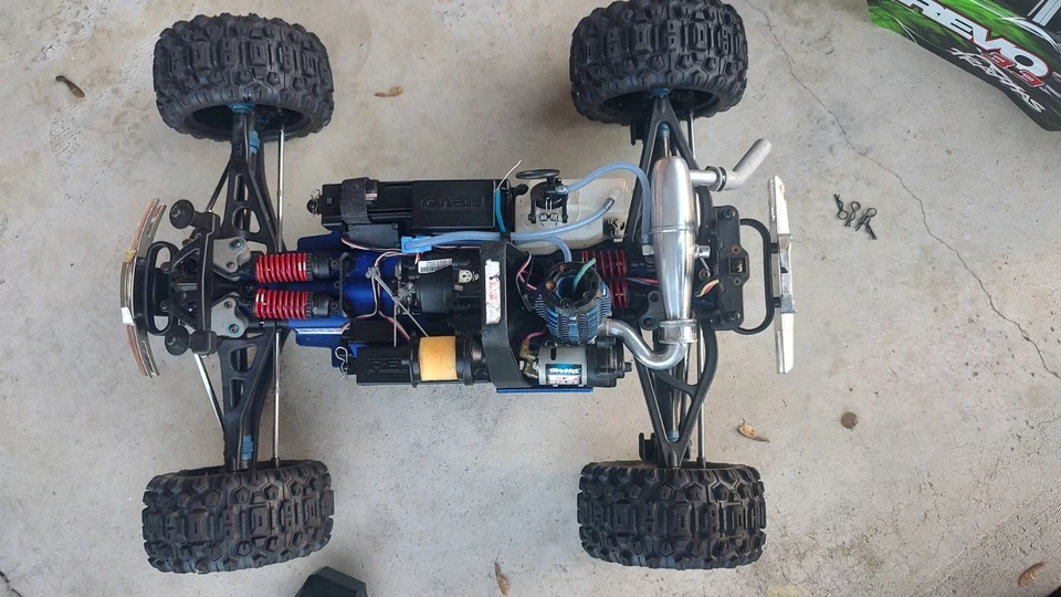 Bonito camión Revo 3.3 Nitro listo para funcionar Foto 3 de 4