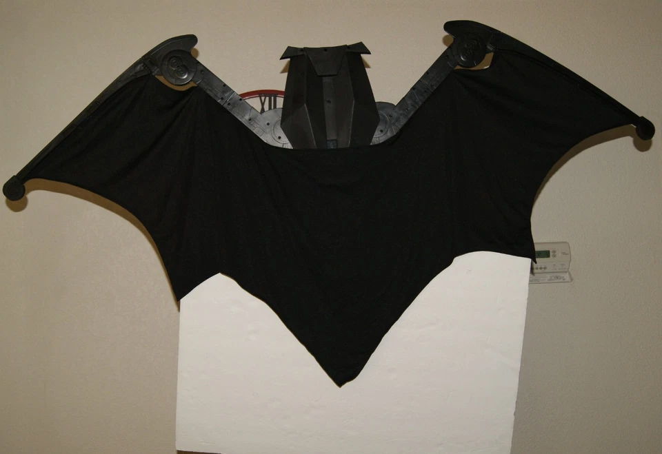 Batman DC El Caballero Oscuro Wayne Tech Mega Capa Retráctil 5 pies Alas de Murciélago LEER Foto 3 de 4