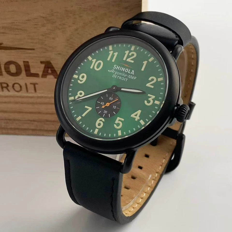 Reloj de cuarzo para hombre Shinola The Runwell 47 mm revestimiento PVD esfera verde y correa negra Foto 2 de 4
