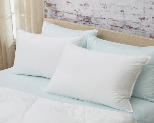 Almohada firme alternativa de plumón de satén Lux tamaño queen - Imagen 3 de 6