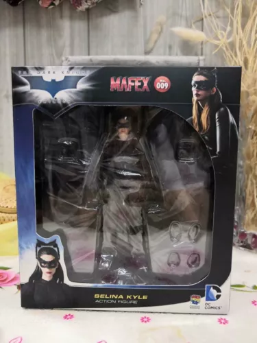 Mafex No. 009 The Dark Knight Trilogy Catwoman Selina Kyle Action Figure Boxed - Picture 8 of 10
