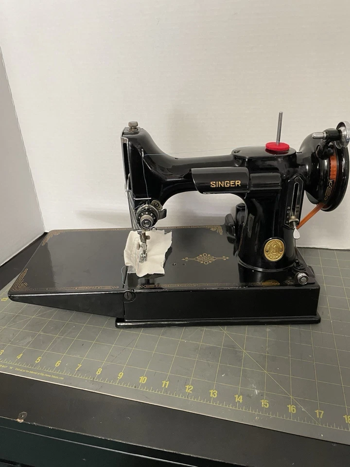 Máquina de costura 1948 Vintage Singer 221 peso pena com estojo original TESTADO - Imagem 3 de 4