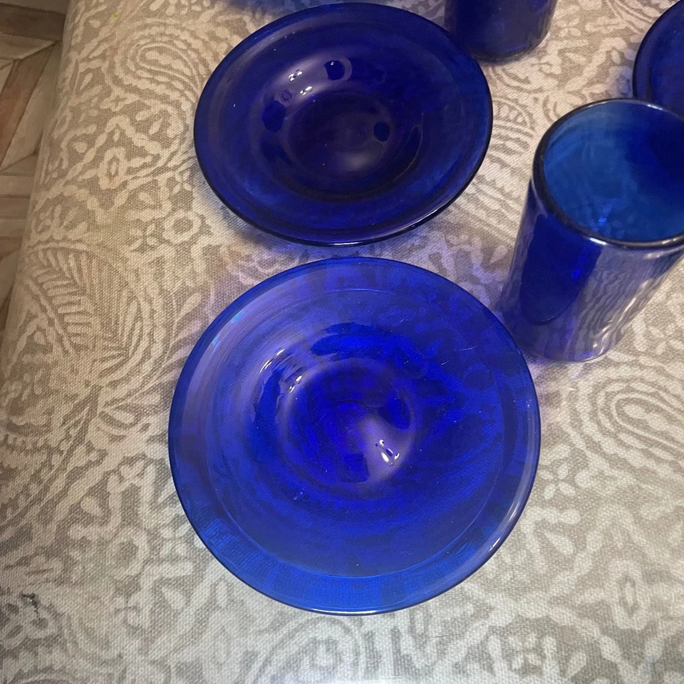 Vintage 6 Vibrante Soplado a Mano Vidrio Azul Cobalto Cordial Vasos y Plato Pequeño Foto 2 de 4