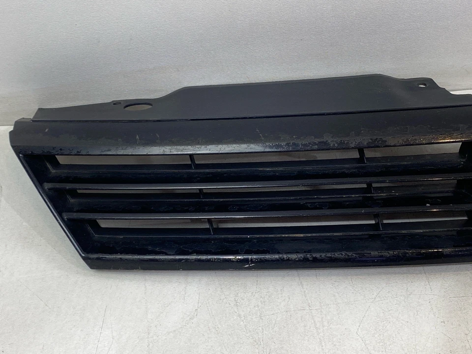 Se adapta a 11-2014 VOLKSWAGEN JETTA sedán parachoques parrilla superior con emblema OEM - ARAÑAZOS Foto 2 de 4