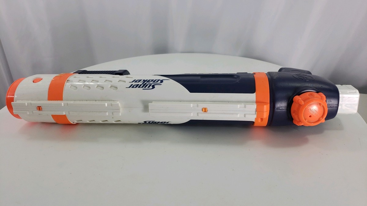Nerf Super Soaker 大型水鉄砲 75cm ホワイト/オレンジ Nerf Super Soaker 大型水鉄砲 75cm ホワイト/オレンジ