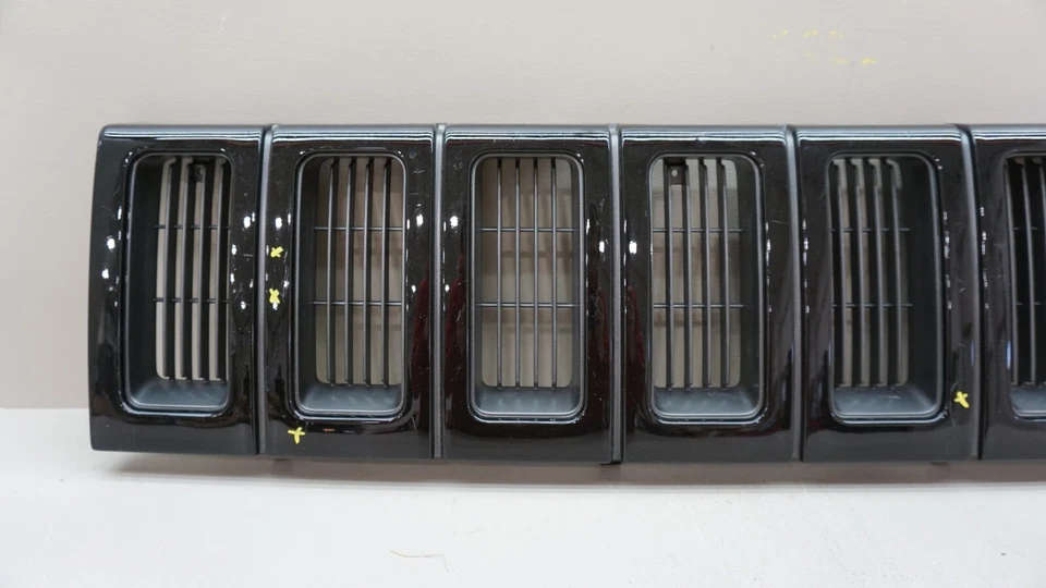 Jeep Grand Cherokee ZJ 1993-1995 parrilla del radiador central superior delantera OEM 55054859 Foto 2 de 4