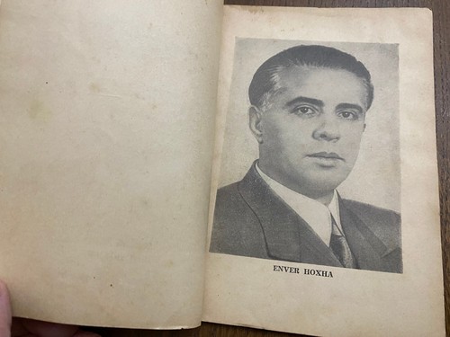 ALBANIAN BOOK PER REVOLUCIONARIZIMIN E METEJSHEM TE SHKOLLES SONE #303 E. HOXHA - Picture 3 of 10