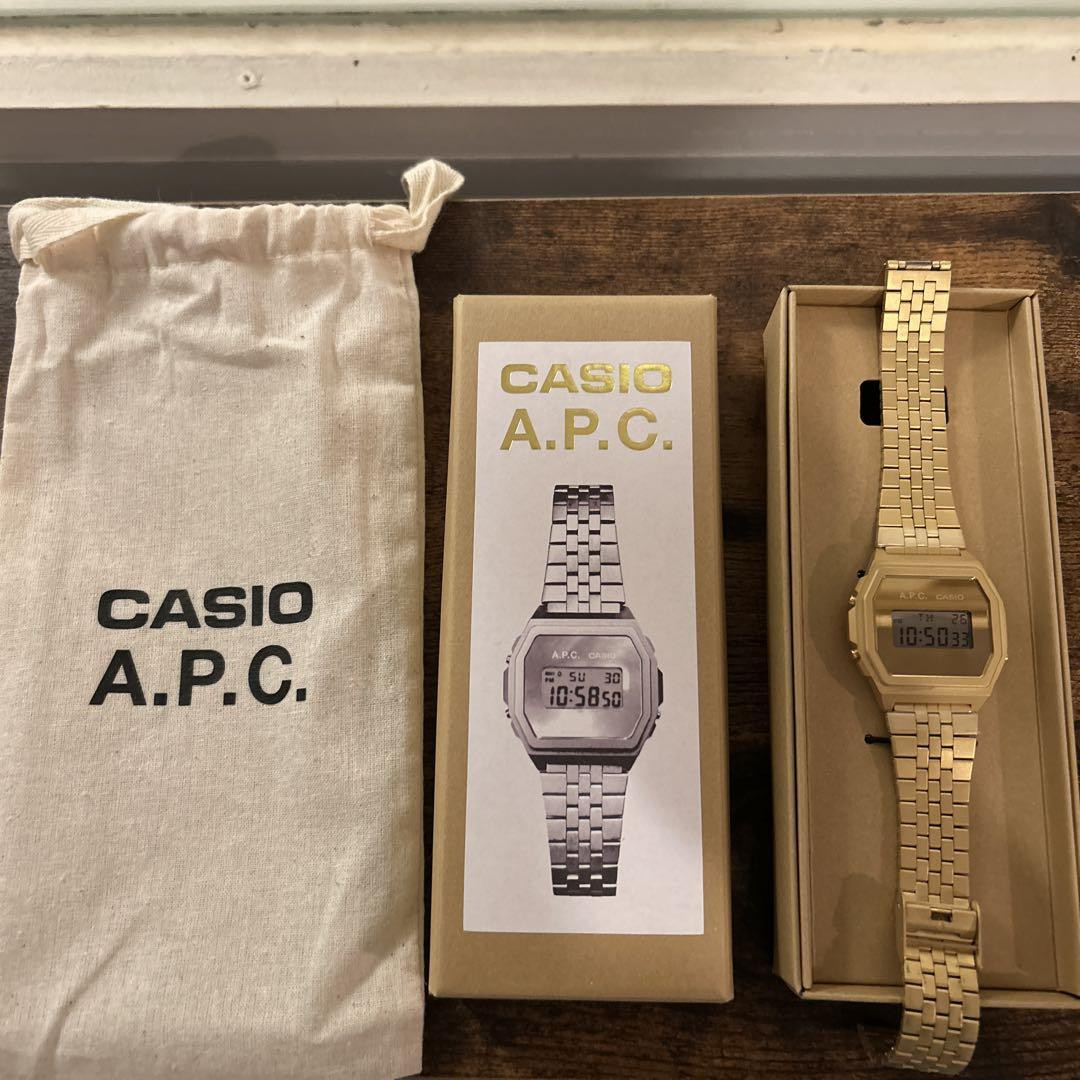 CASIO A.P.C. デジタル腕時計 ゴールド A.P.C.とCASIO CLASSICのコラボモデルは、レトロなユニセックス