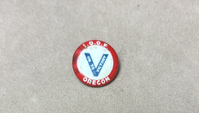 Vtg WWII V for Victory Home Front I.O.O.F. Oregon Pinback Button Original 