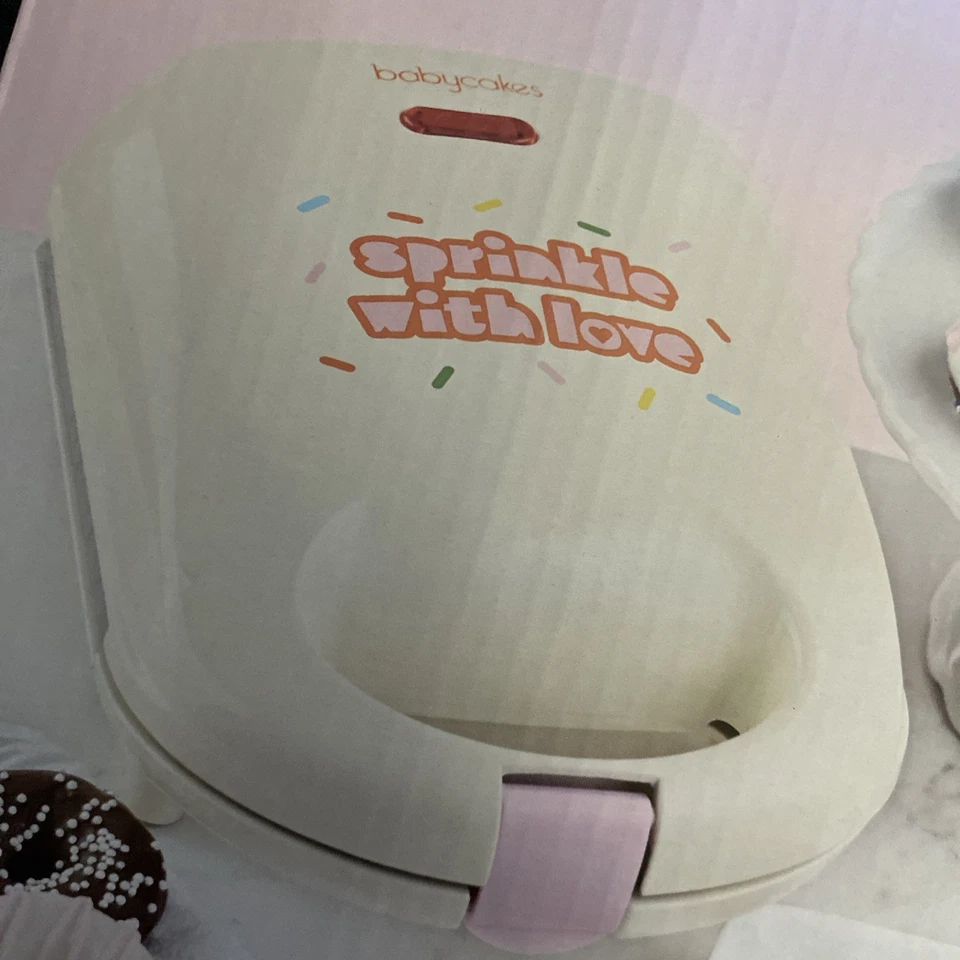 ¡Caja nunca abierta! Babycakes Mini Donut Maker, Recubierto de Cerámica Antiadherente, ¡Hace 4! Foto 3 de 4
