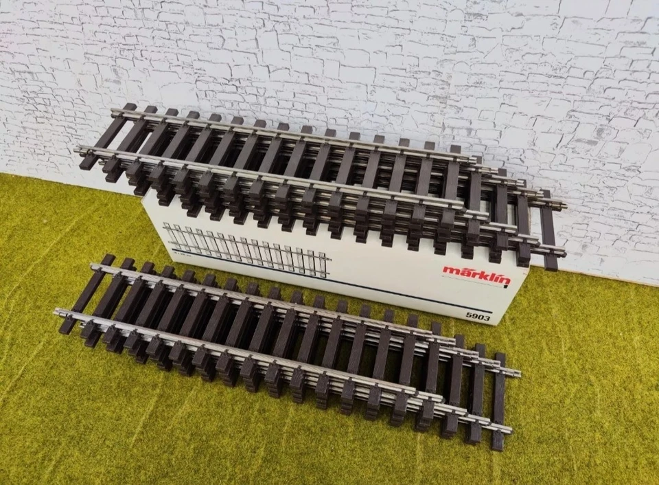 10 Märklin 5903 Track 1 Tracks/Rails 300 mm Excellent Condition Hardly Played With Original Packaging - Image 3 of 3