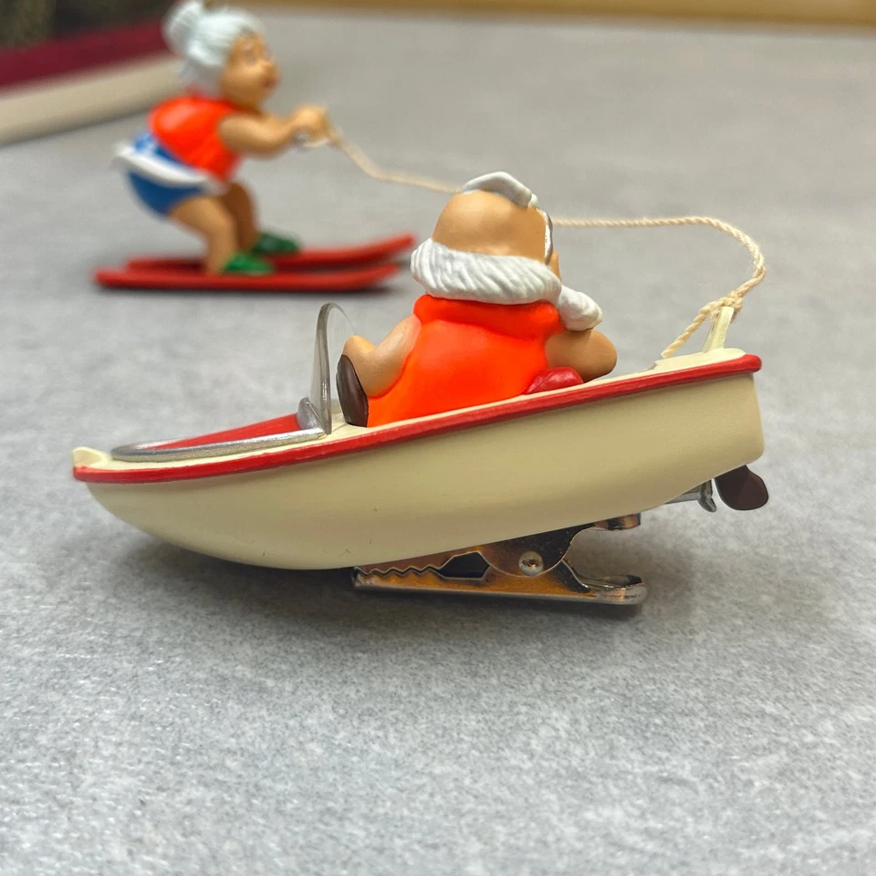 Ornamento de Natal Hallmark Keepsake 1995 Papai Noel e Sra. Claus esportes aquáticos esqui - Imagem 4 de 4