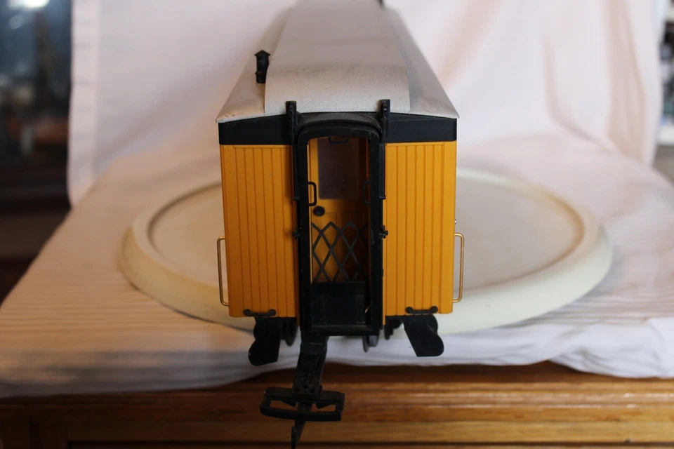 G Scale LGB, Combine Car, Denver & Rio Grande, Yellow #3083, With Interior - Image 4 of 4