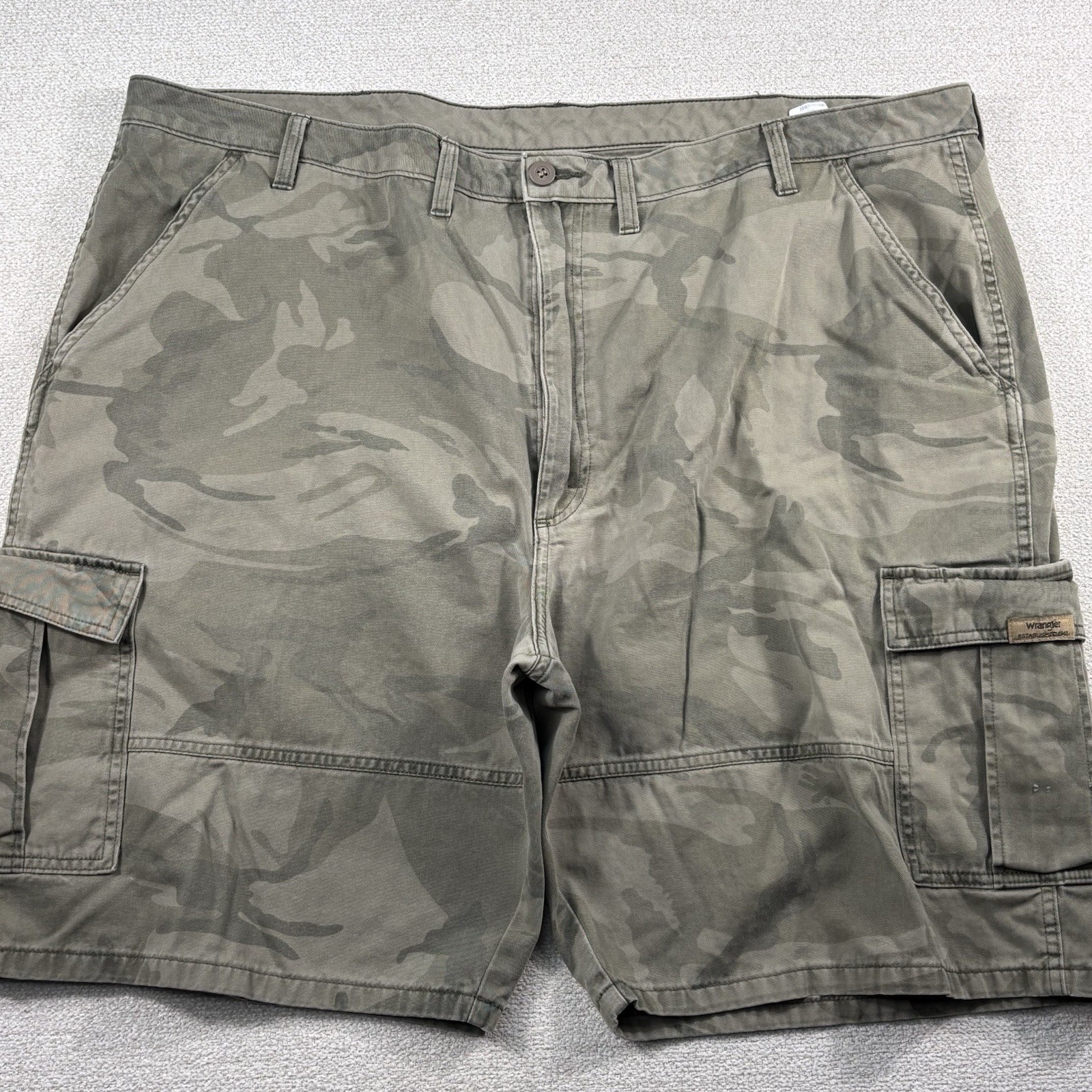 Wrangler Cargo Shorts Men 46/10 Faded Green Camo Outdoor Hike Camp Casual Shorts