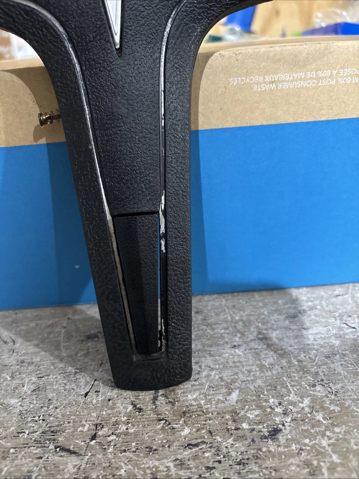 ORIGINAL 1969-1972 PONTIAC GTO STEERING WHEEL HORN BUTTON CENTER PAD FIREBIRD - Image 4 of 4