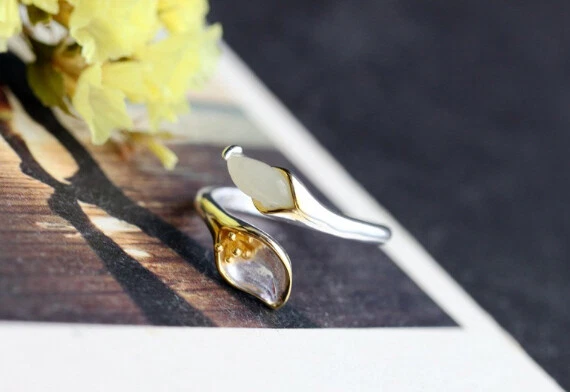 D10 Anello Fiore Calla Con Giada 925 Argento Sterling Placcato Oro Regolabile - Immagine 3 di 3