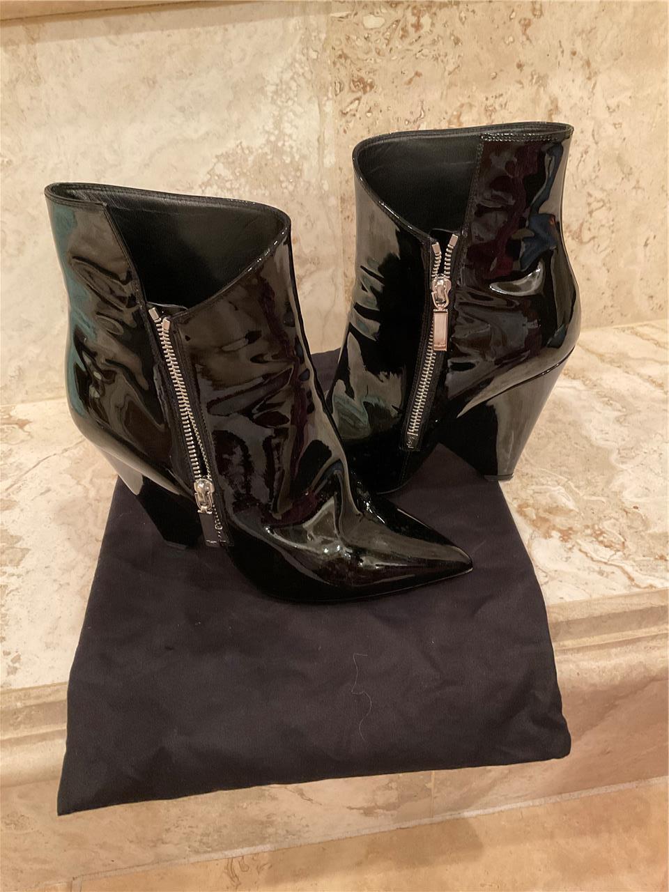 Stivaletti asimmetrici Saint Laurent ""Niki' tacco di Saint Laurent. Taglia 38