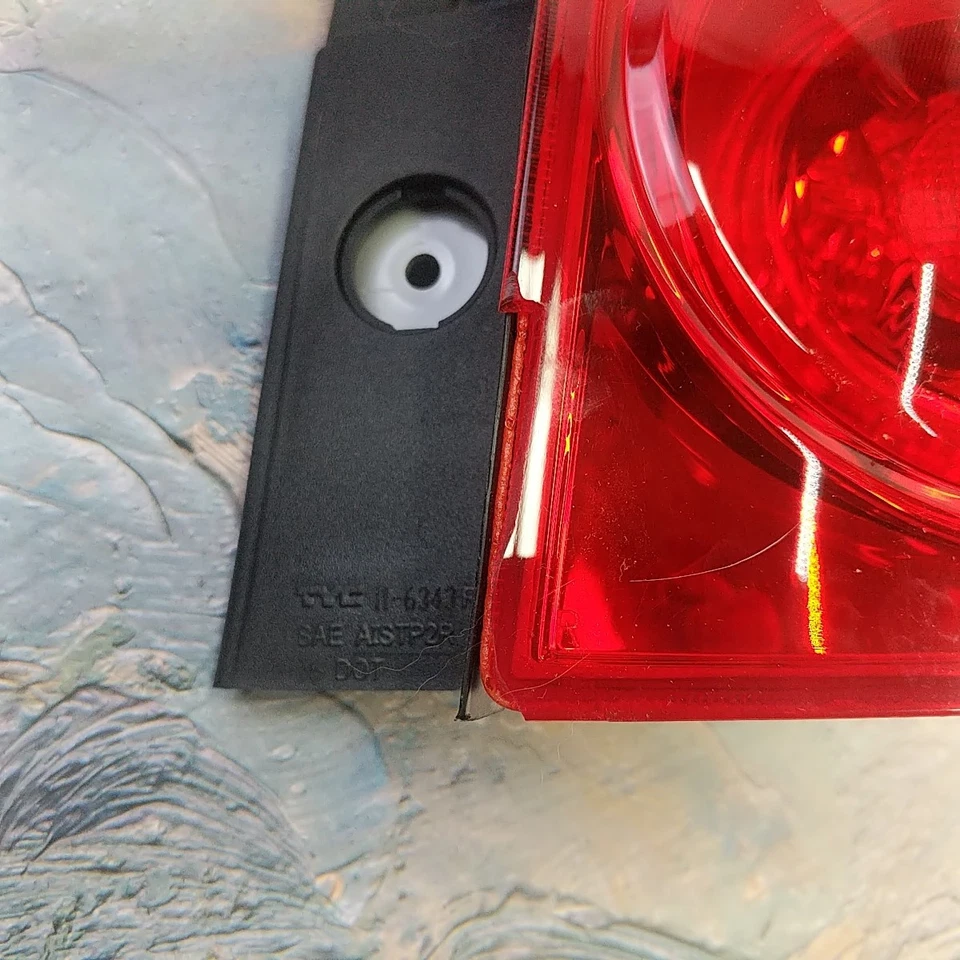 Luz trasera derecha para pasajero Chevrolet Equinox 2010-2015 BLEM TYC 11634300 NUEVA DE STOCK Foto 2 de 4