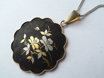 Anhänger mit goldenen Blattmotiven ShakudoTechnik Amita Japan um 1960 Z260