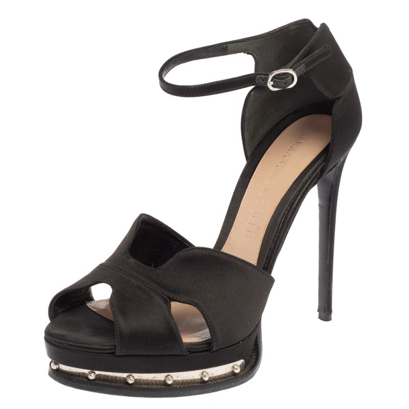 【送料&関税込】Alexander McQueen Studded Sandals Alexander McQueen Studded Leather UPPER AND SO Sandals 10cm
