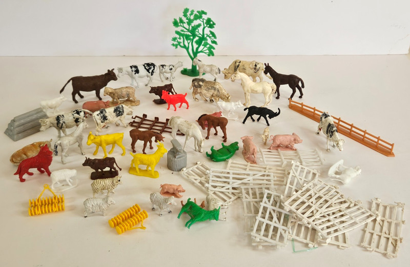 Vintage Plastic Farm Animal Set Cow Horse Pig Fence