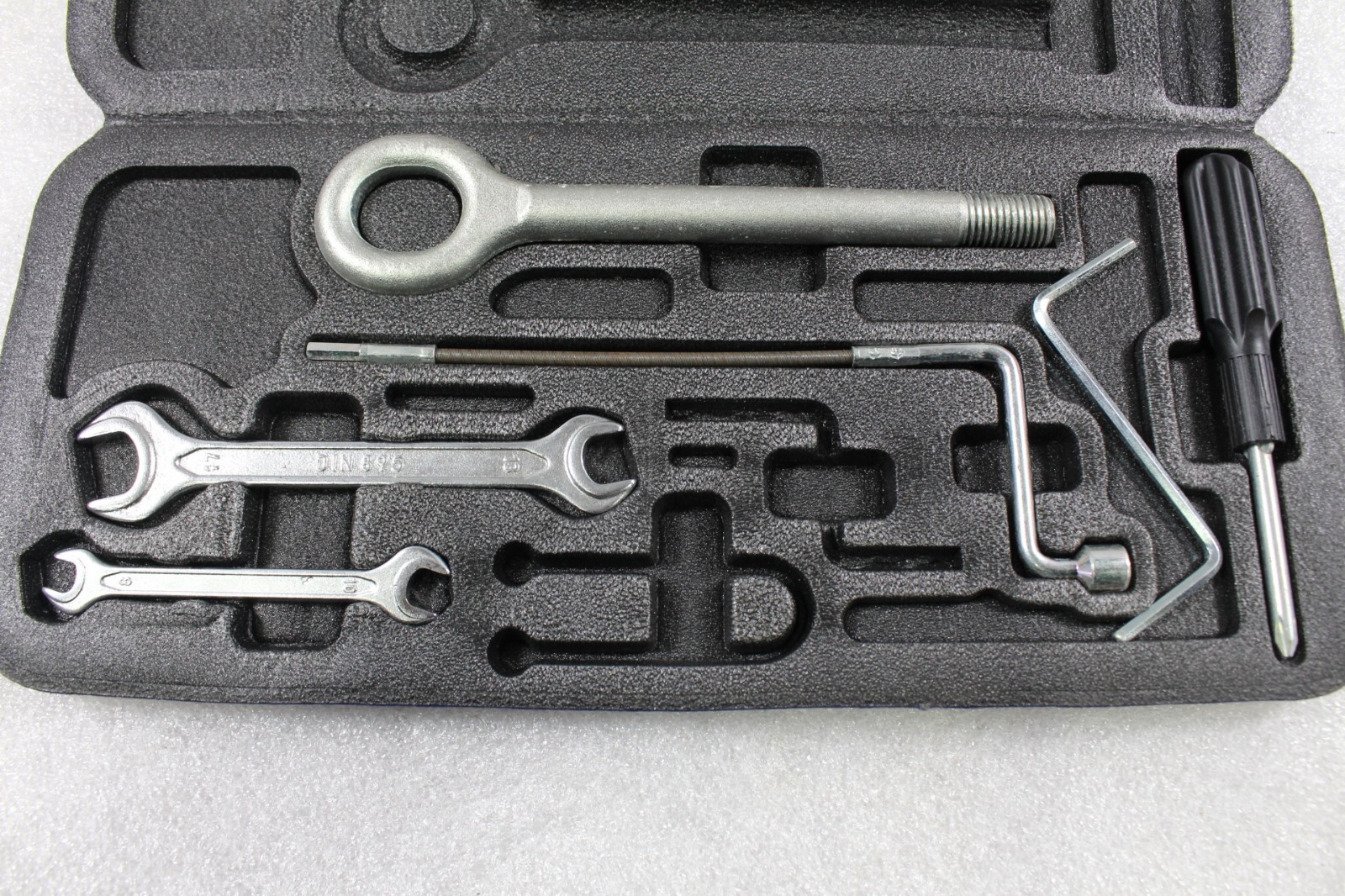Maserati Ghibli, Tool Kit & Jack w/Holder, Used
