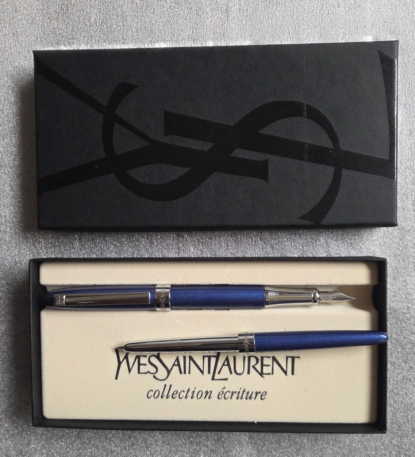 Stylo plume Yves Saint Laurent de luxe bleu et attributs dorés