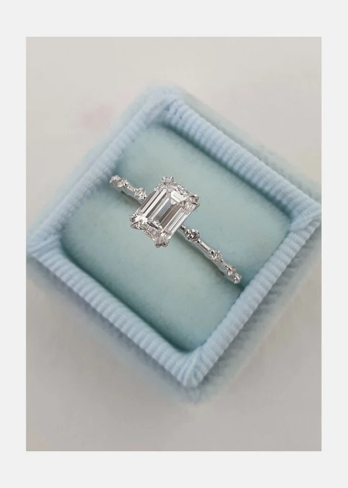 Anillo de compromiso de diamantes VVS1 de corte esmeralda de 3 quilates enchapado en oro blanco de 14 quilates Foto 4 de 4