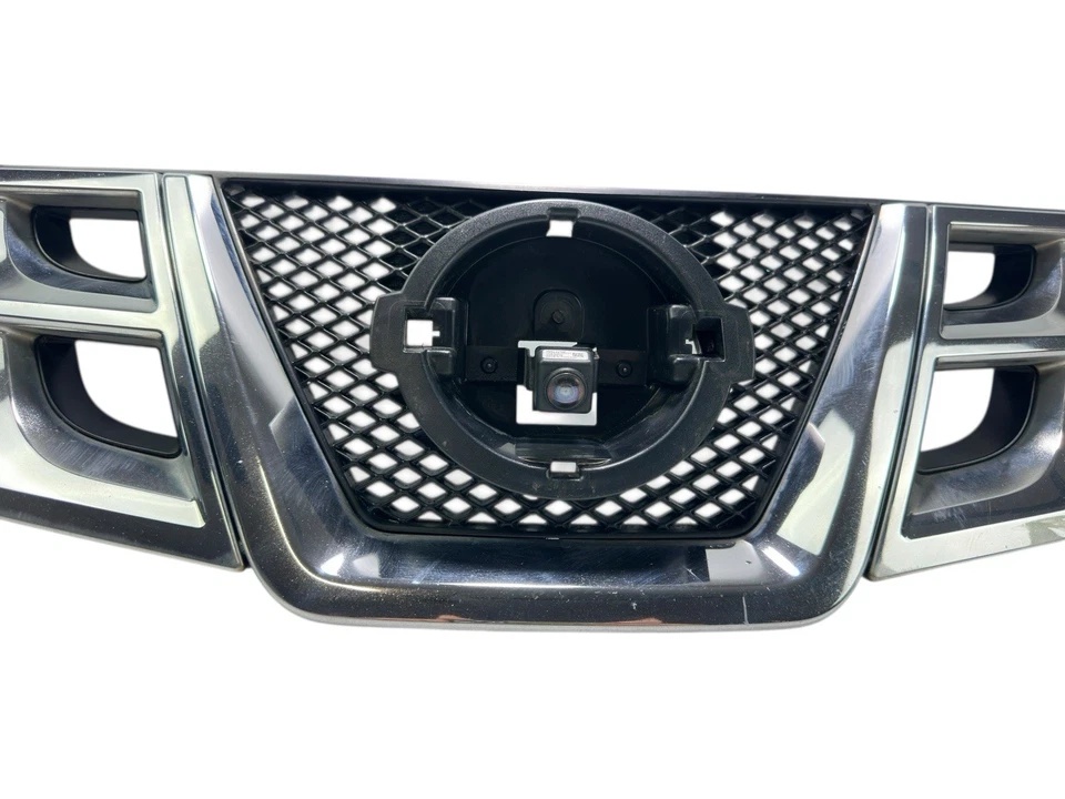REJILLA DE PARACHOQUES DELANTERO NISSAN ROGUE 2011-2015 CON CÁMARA Y EMBLEMA OEM 623101VX0A Foto 3 de 4