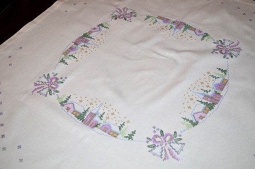 PRETTY IN PURPLE CHRISTMAS VILLAGE ! VINTAGE GERMAN LINEN BLEND TABLECLOTH - Picture 7 of 12