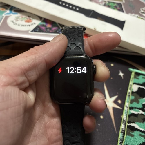 Apple Watch Series 5 44mm with Black Sport Band - M/L - Photo 2 sur 14