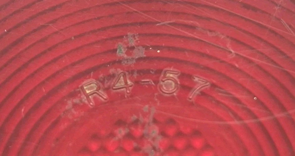 57 Buick 1957 lente de luz trasera inferior guía derecha o izquierda R4-57 # 5948169 Foto 3 de 4