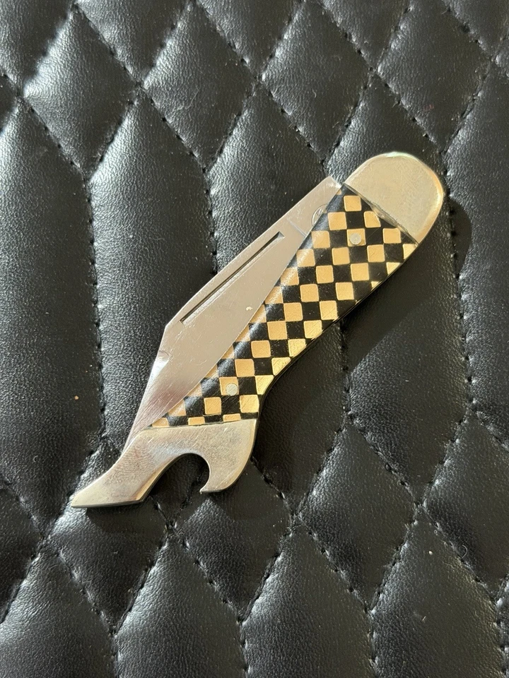 Cuchillo de Bota Remington UMC con Hoja Plegable y Abridor de Botellas Negro Dorado a Cuadros Foto 3 de 4