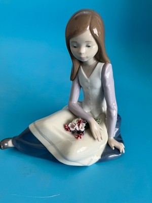 LLADRO CONTEMPLATIVE YOUNG GIRL #9221