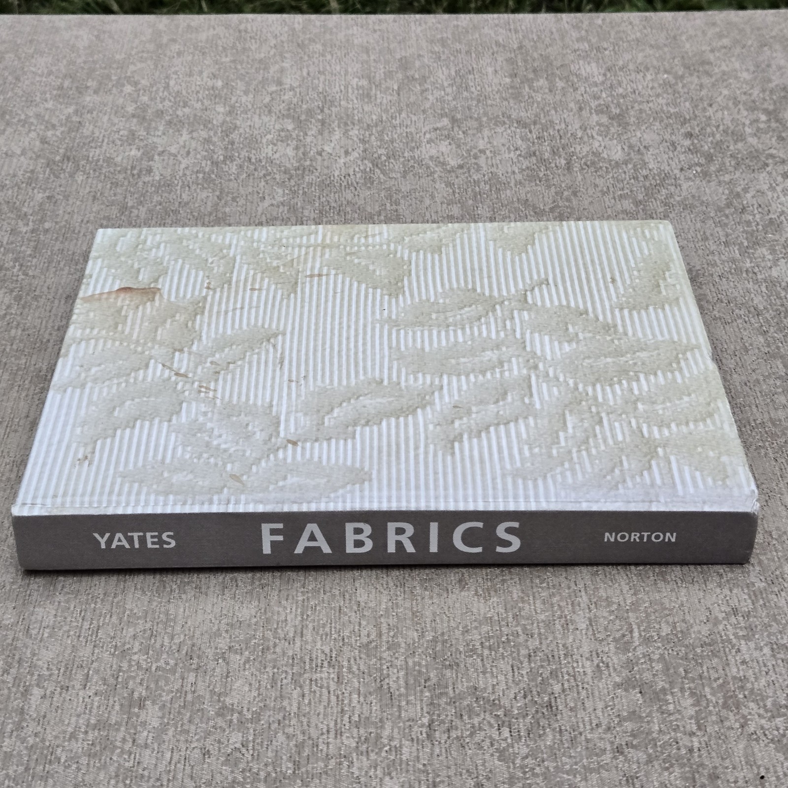 Fabrics A Guide for Interior Designers and Architects Yates 2002 HC