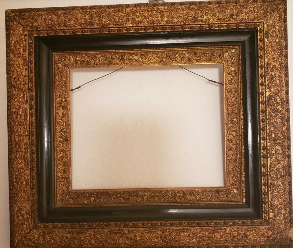 Antiguo marco de madera de yeso dorado con acento negro calidad de museo 9,75X7,75 inc Foto 2 de 4