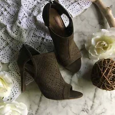 Christian Siriano for Payless women’s peep toe heels