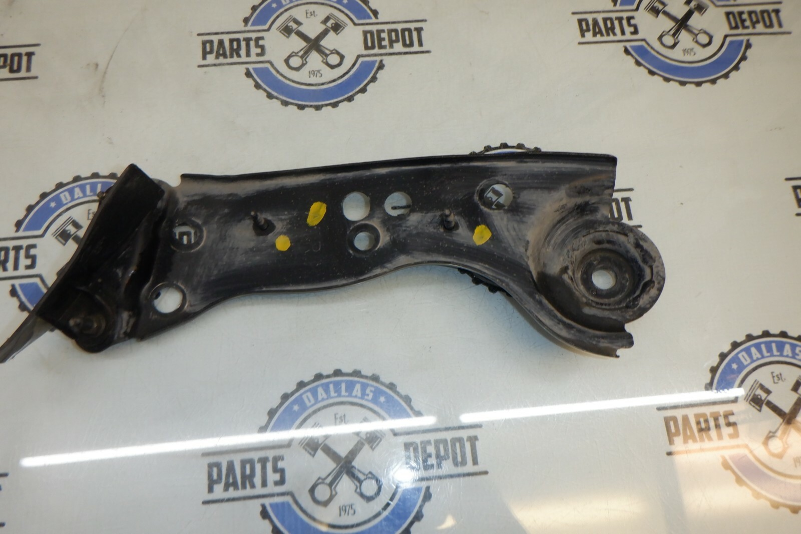 2005 INFINITI G35 RIGHT REAR SUSPENSION SWAY BAR MOUNT BRACKET OEM USED