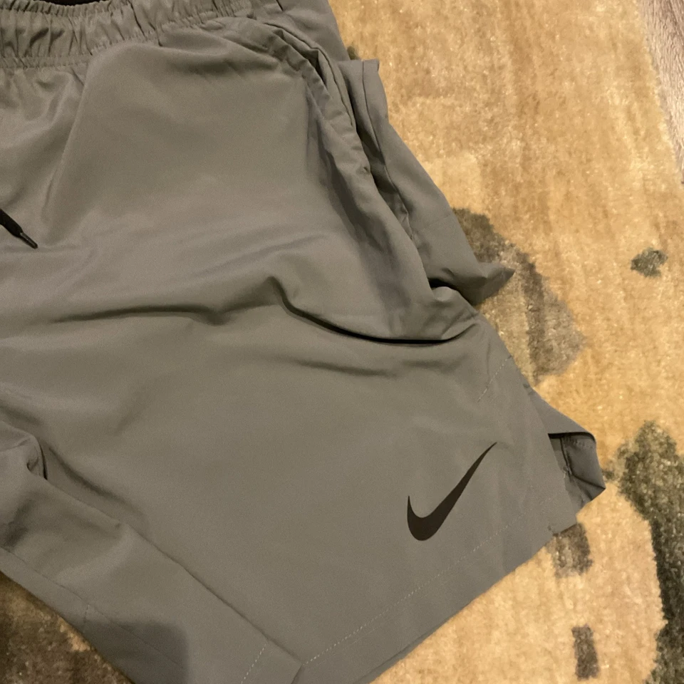 Mens Nike Standard Fit Dry Fit Shorts Grey And Black Lot Of 3 - Image 4 of 4