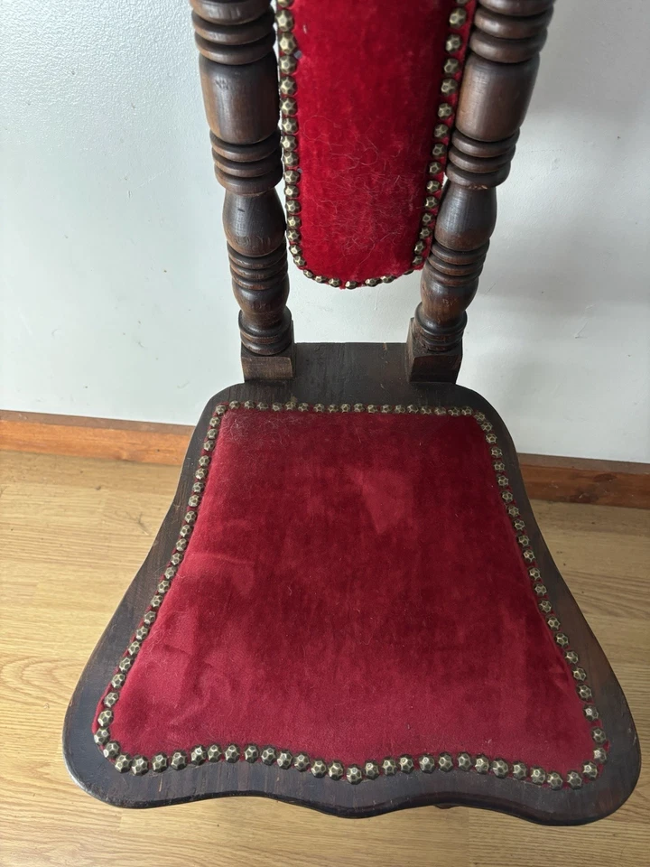 古董雅各比西班牙大厅祈祷椅 47 1/2 英寸哥特式全原红色 — 第 2/3 张图片