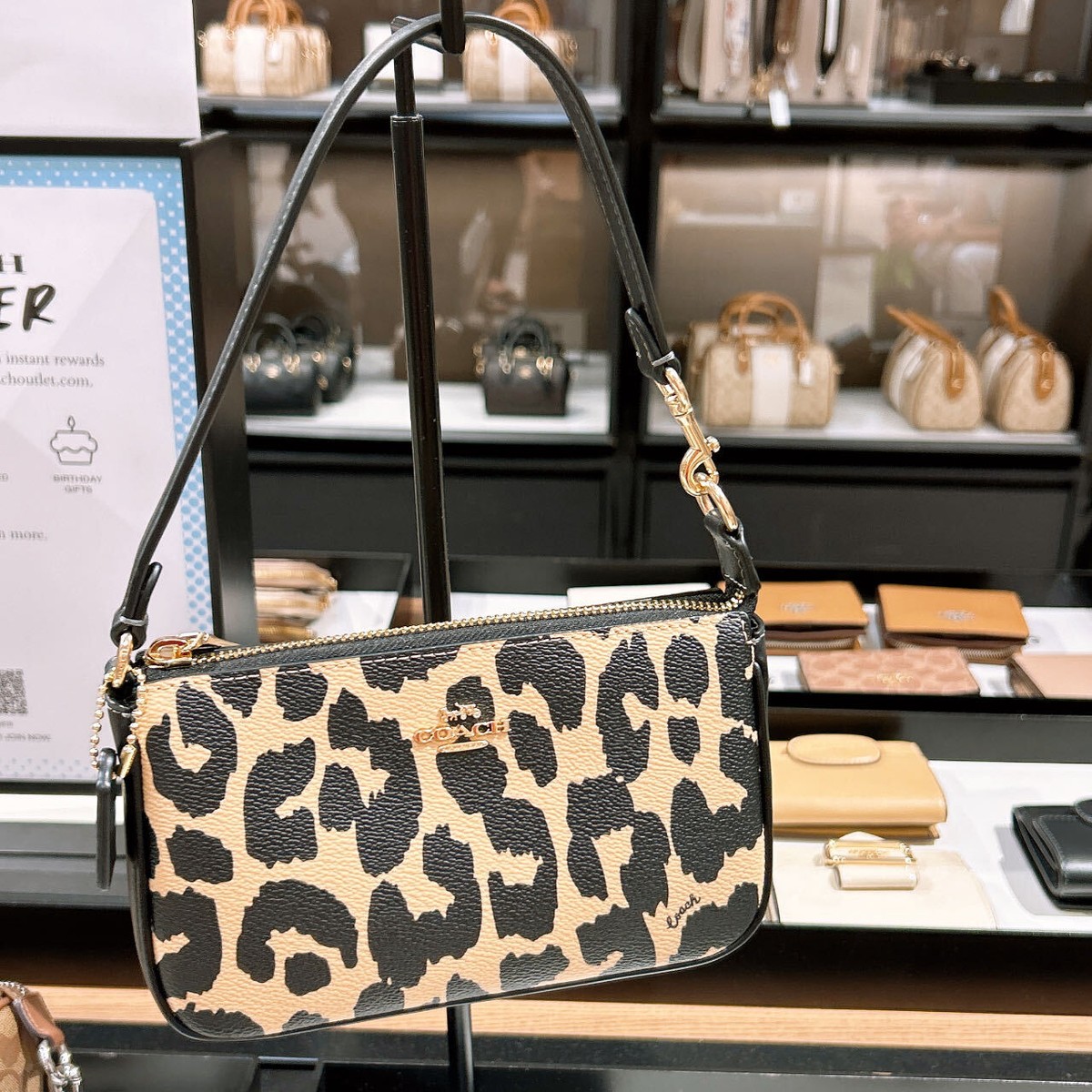 【希少】COACH Python Leather Handbag Leopard Coach 32729 Black & Beige Leopard Print Market Turnlock Tote