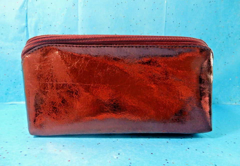 Bolsa de Maquillaje Saks Fifth Avenue Roja Brillante Metálica Bolsa de Viaje para Artículos de Aseo/2 Bolsillos Foto 2 de 4