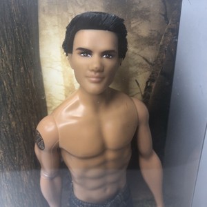 The Twilight Saga New Moon Jacob Black Collector Barbie Doll 12