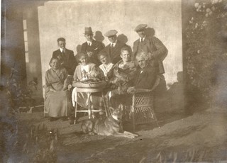 foto giovane donna con cane vintage anni 20