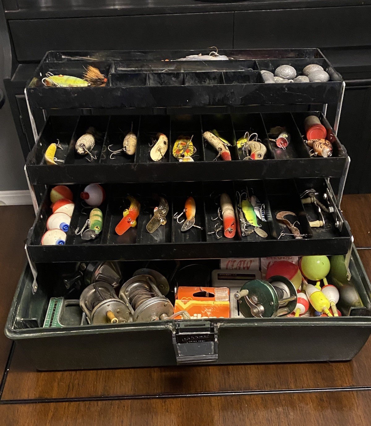 Vintage Globemaster Aristocrat Tackle Box Full Of Old Lures Tackle And Reels 