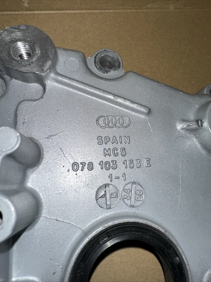 Brida de sellado delantera original Volkswagen Audi2.7 S4 A6 078103151B lista para enviar Foto 2 de 4