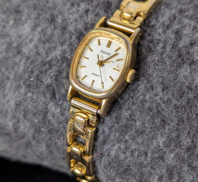 Vintage Pulsar Ladies Watch V401-5010 Gold with White Face and Clasp