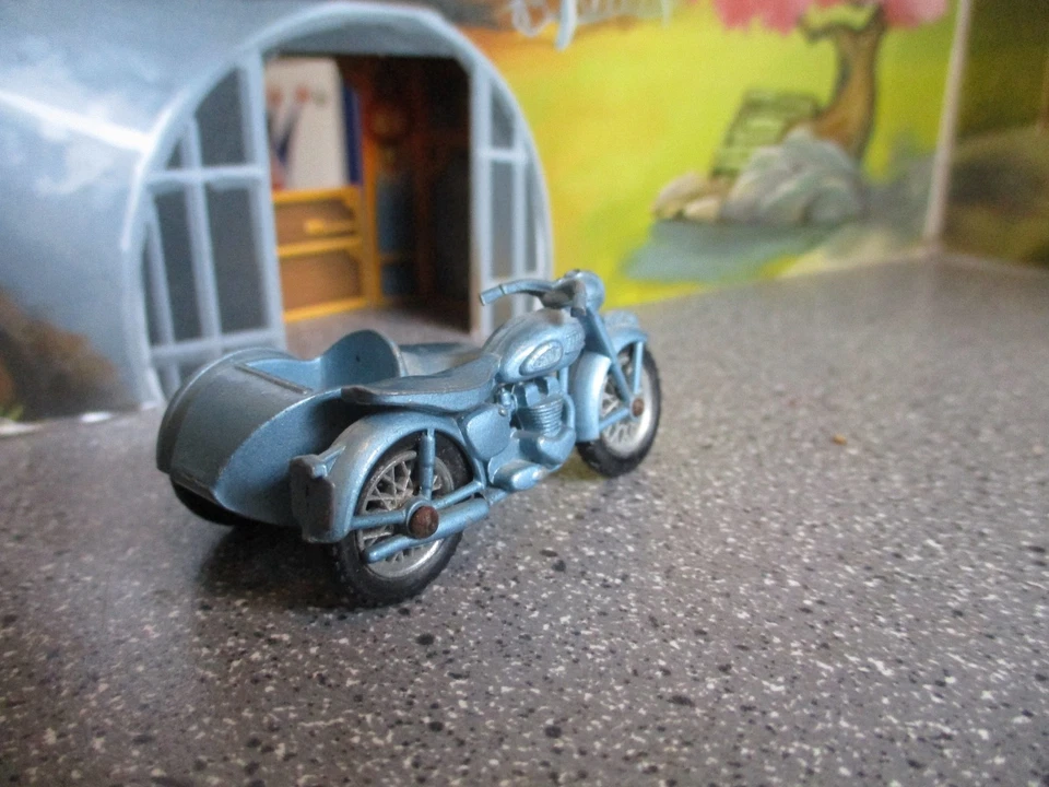 VINTAGE MATCHBOX LESNEY TRIUMPH & SIDE CAR #4  worldwide shipping - Image 3 of 4