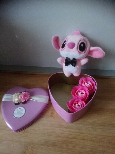 Peluche Angel de Lilo et Stitch boîte cœur roses Disney - Foto 2 di 3