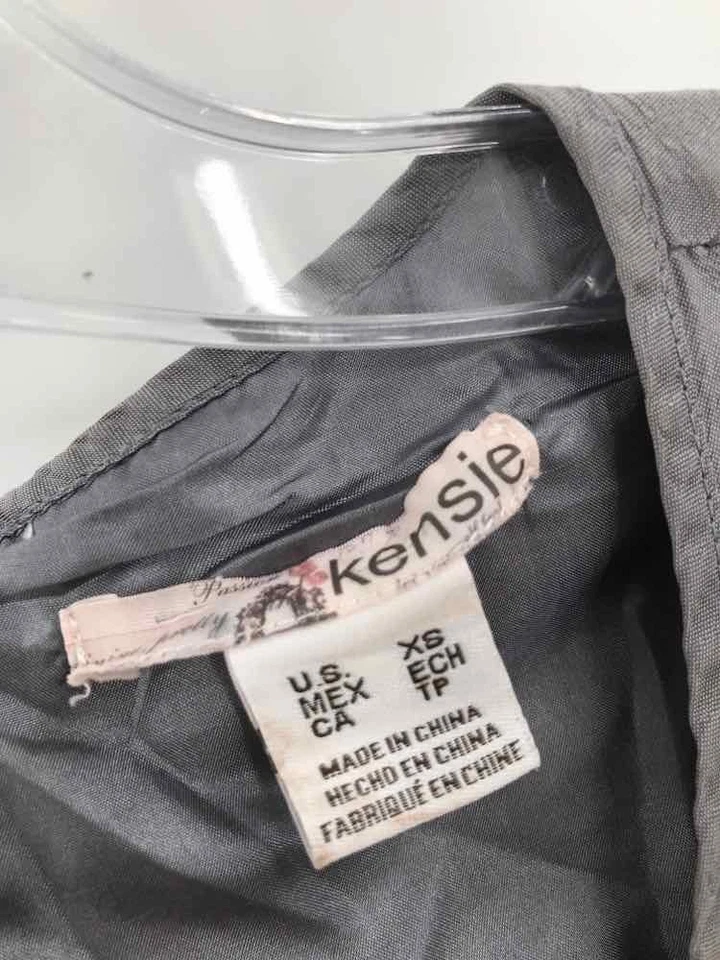Vestido Kensie Gris Usado Talla XS Cuentas Cambio Hasta la Rodilla Sin Mangas Foto 3 de 3